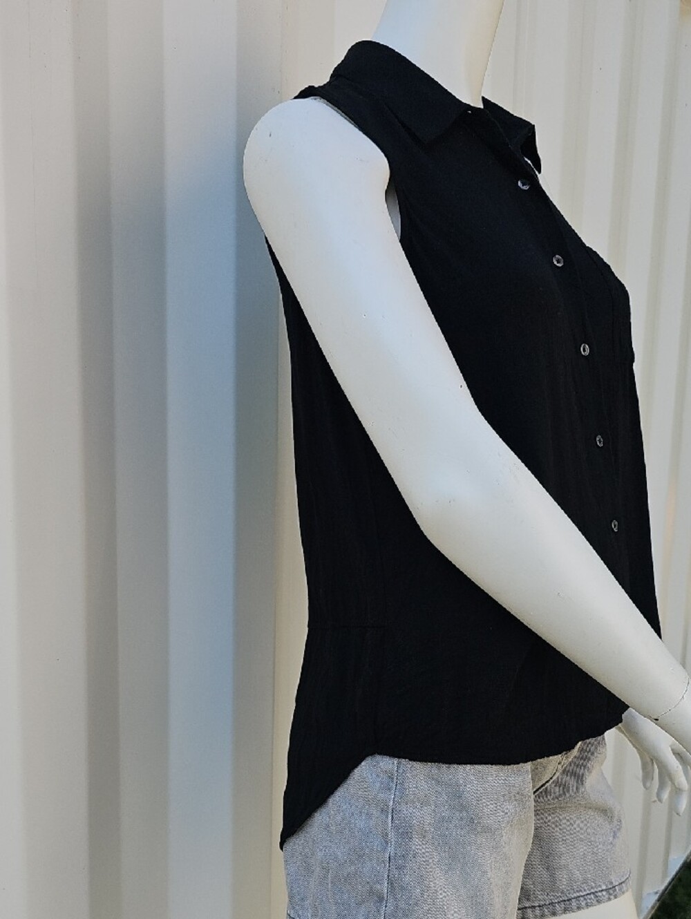 Lord & Taylor Black Sleeveless Button-Front Blouse | Size Small | 100% Viscose - Picture 4 of 7